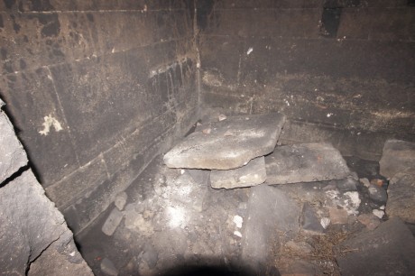 Под на централната камера в тракийска могила в Пловдив