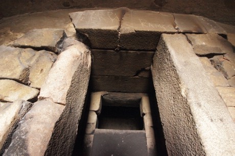 Портал и предверие, тракийска могила в Пловдив